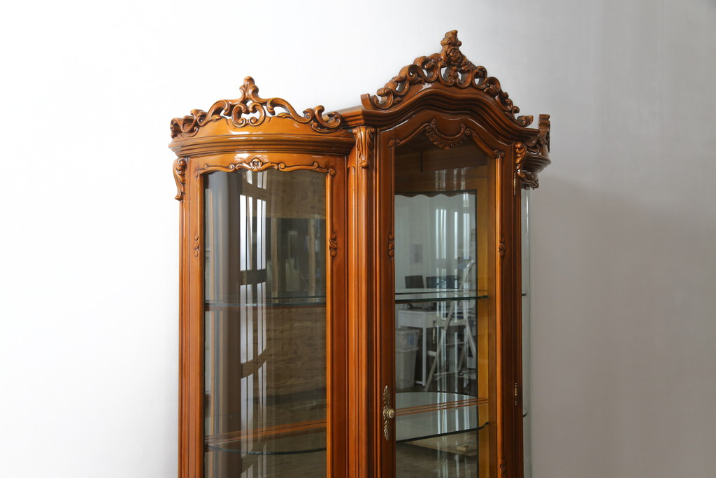 中古　高級イタリア家具　繊細で優美な彫刻入りのロココ調アンティーク風キャビネット(キュリオケース、ガラスケース、ショーケース、飾り棚、店舗什器)(定価約90万円)(R-066920)