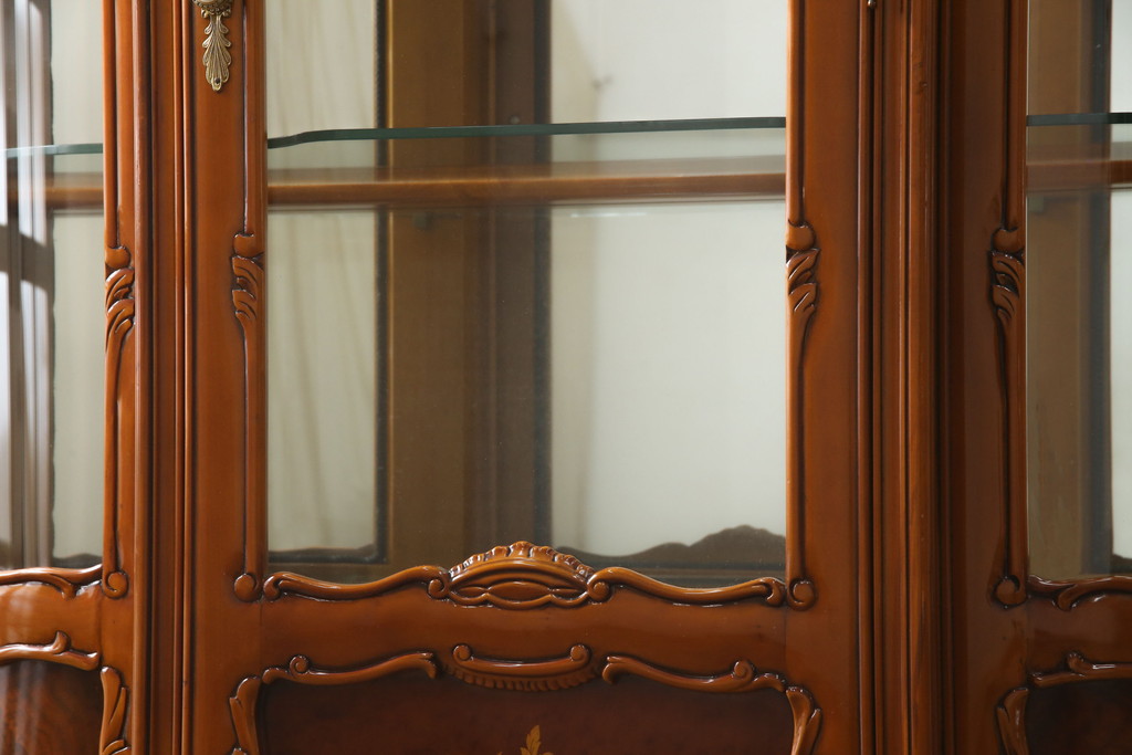 中古　高級イタリア家具　繊細で優美な彫刻入りのロココ調アンティーク風キャビネット(キュリオケース、ガラスケース、ショーケース、飾り棚、店舗什器)(定価約90万円)(R-066920)
