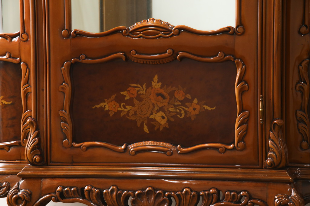 中古　高級イタリア家具　繊細で優美な彫刻入りのロココ調アンティーク風キャビネット(キュリオケース、ガラスケース、ショーケース、飾り棚、店舗什器)(定価約90万円)(R-066920)