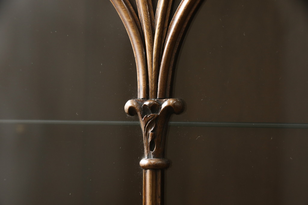 イギリスアンティーク　大振りサイズ　高級品!象嵌細工と美しい装飾が優美な印象を与えるマホガニー製のキャビネット(収納棚、飾り棚)(R-049173)