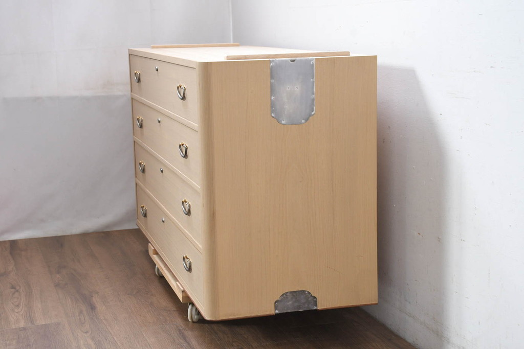 中古　美品　桑材のアクセントと金具が上品な桐箪笥・中段(桐たんす、衣装箪笥、収納箪笥、和タンス、サイドボード、サイドチェスト、ローチェスト、引き出し)(R-082627)