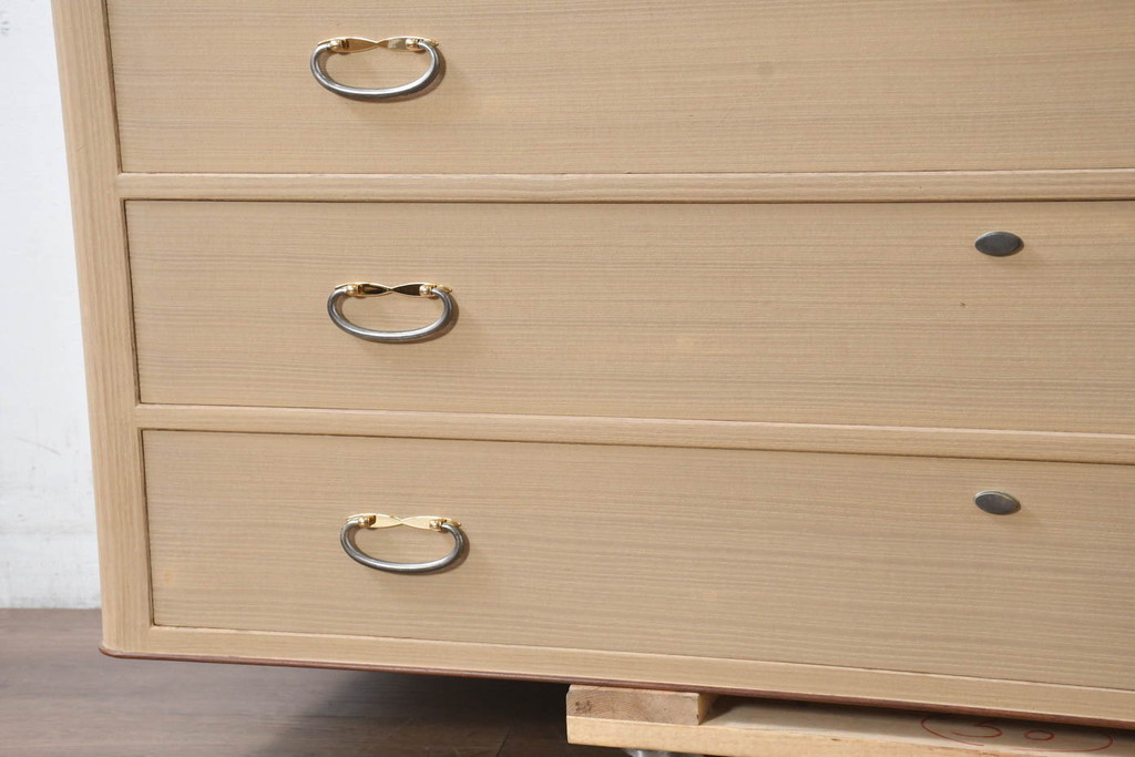 中古　美品　桑材のアクセントと金具が上品な桐箪笥・中段(桐たんす、衣装箪笥、収納箪笥、和タンス、サイドボード、サイドチェスト、ローチェスト、引き出し)(R-082627)