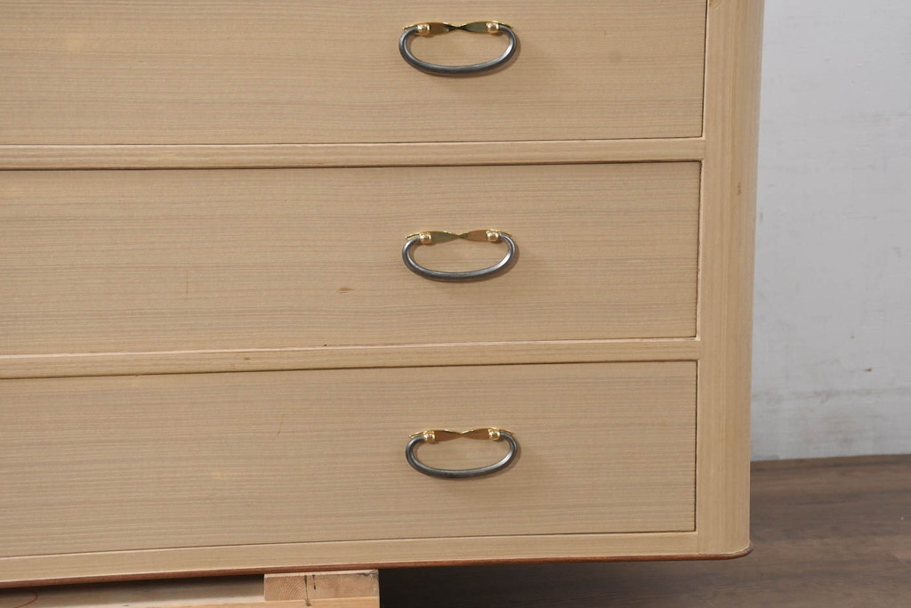 中古　美品　桑材のアクセントと金具が上品な桐箪笥・中段(桐たんす、衣装箪笥、収納箪笥、和タンス、サイドボード、サイドチェスト、ローチェスト、引き出し)(R-082627)