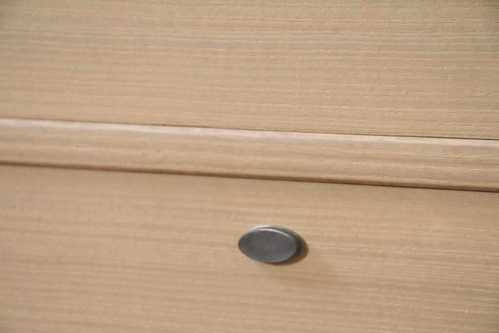 中古　美品　桑材のアクセントと金具が上品な桐箪笥・中段(桐たんす、衣装箪笥、収納箪笥、和タンス、サイドボード、サイドチェスト、ローチェスト、引き出し)(R-082627)