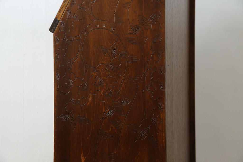 中古　美品!!　軽井沢彫り　凝った彫刻が美しく和室にも洋室にも合うのが嬉しいライティングビューロー(簿記机、ワークデスク、在宅用、在宅ワーク用、引き出し、サイドチェスト)(R-079720)