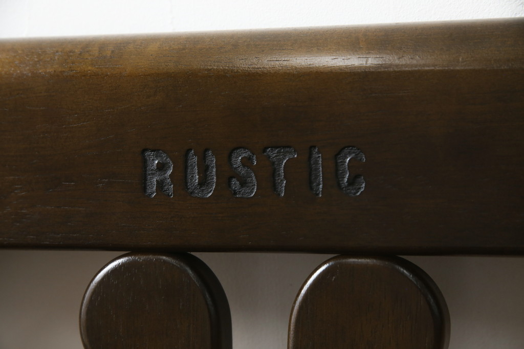 中古　希少な絶版品　カリモク家具(karimoku)　ルスティック(RUSTIC)　カントリースタイルの空間づくりにおすすめな2人掛けベンチ(長椅子、板座チェア)(R-073943)