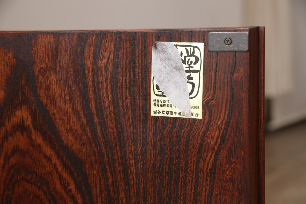 【セミオーダー家具実例】岩谷堂箪笥のキャビネットに高品質リペア!現状付いているクリアガラスからアクリルへ交換しました。(書棚、本箱、ブックケース)