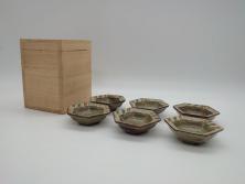 【骨董買取】人間国宝　島岡達三(Shimaoka Tatsuzo)　益子焼　象嵌赤絵縞文六角組皿　六角組皿(小鉢、和食器、民芸陶器、長皿・変形皿)を買取りました。