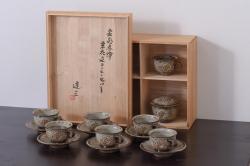 【骨董買取】人間国宝　島岡達三(Shimaoka Tatsuzo)　象嵌赤絵　草花文コーヒーセット(カップ&ソーサー、クリーマー、シュガーポット)を買取りました。