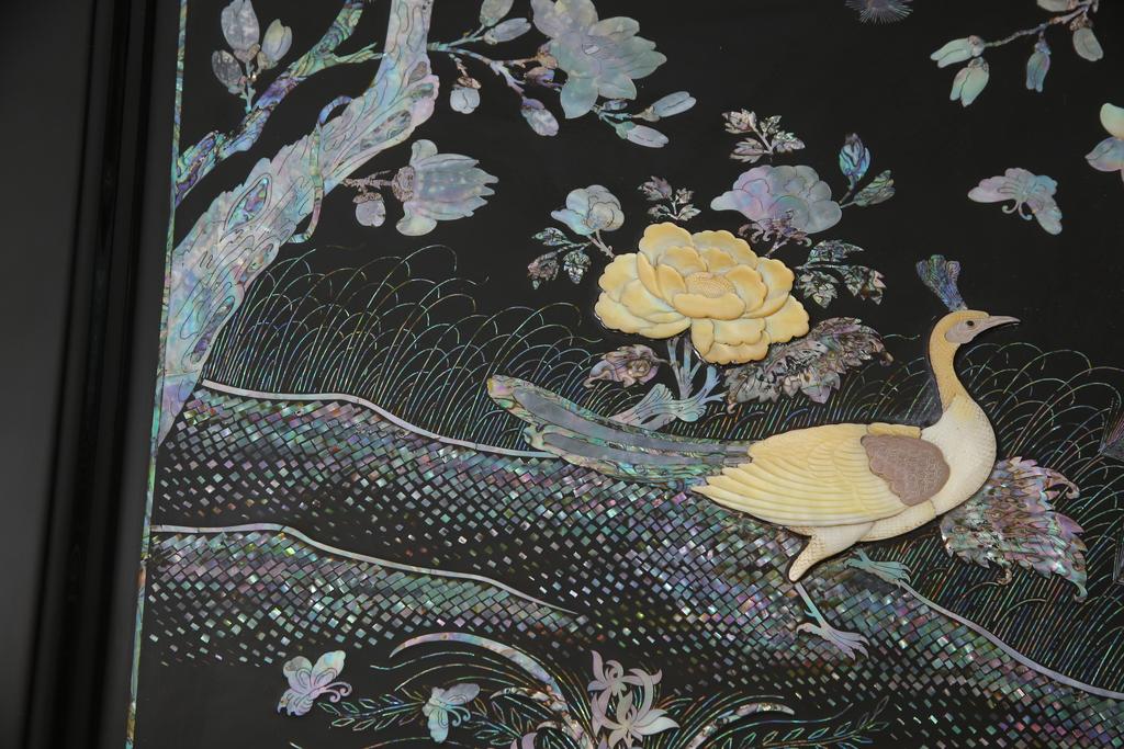 中古 美品 まるで美術品のような螺鈿細工が美しい漆塗り座卓