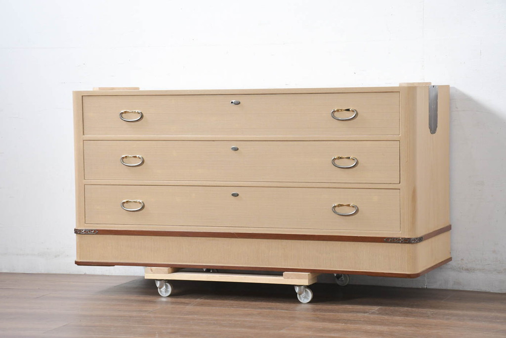 中古　美品　桑材のアクセントと金具が上品な桐箪笥・下段(桐たんす、衣装箪笥、収納箪笥、和タンス、ローチェスト、引き出し)(R-082628)