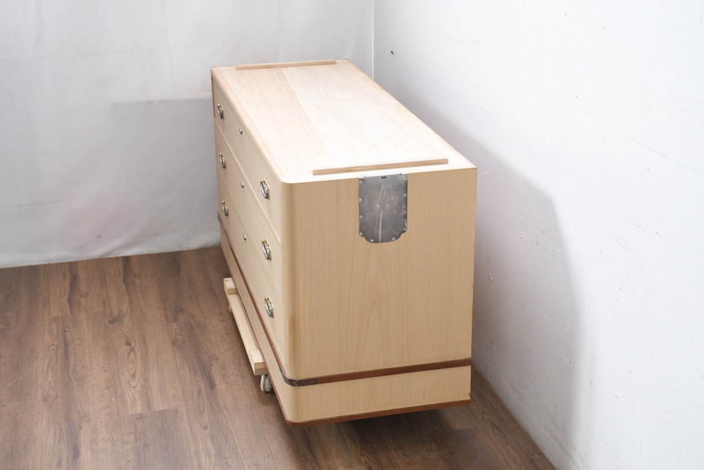 中古　美品　桑材のアクセントと金具が上品な桐箪笥・下段(桐たんす、衣装箪笥、収納箪笥、和タンス、ローチェスト、引き出し)(R-082628)