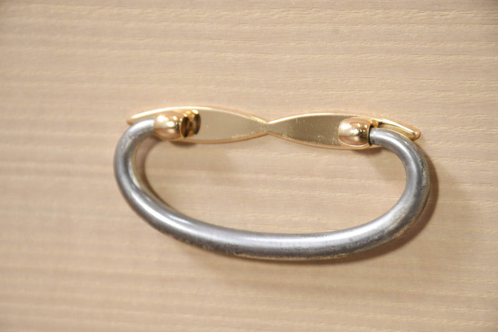 中古　美品　桑材のアクセントと金具が上品な桐箪笥・下段(桐たんす、衣装箪笥、収納箪笥、和タンス、ローチェスト、引き出し)(R-082628)