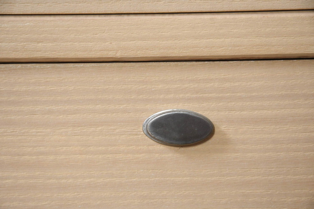 中古　美品　桑材のアクセントと金具が上品な桐箪笥・下段(桐たんす、衣装箪笥、収納箪笥、和タンス、ローチェスト、引き出し)(R-082628)