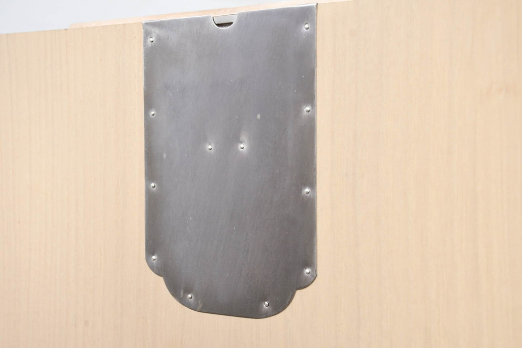 中古　美品　桑材のアクセントと金具が上品な桐箪笥・下段(桐たんす、衣装箪笥、収納箪笥、和タンス、ローチェスト、引き出し)(R-082628)