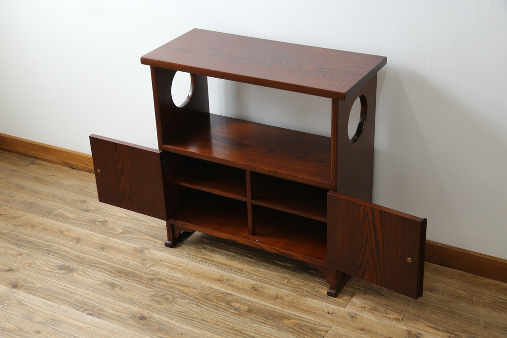 中古　美品　指物工芸家具　総栗材　手打ち金具　シンプルで品のある佇まいが魅力的な漆塗りの茶棚(飾り棚、戸棚、収納棚、サイドボード)(R-068899)