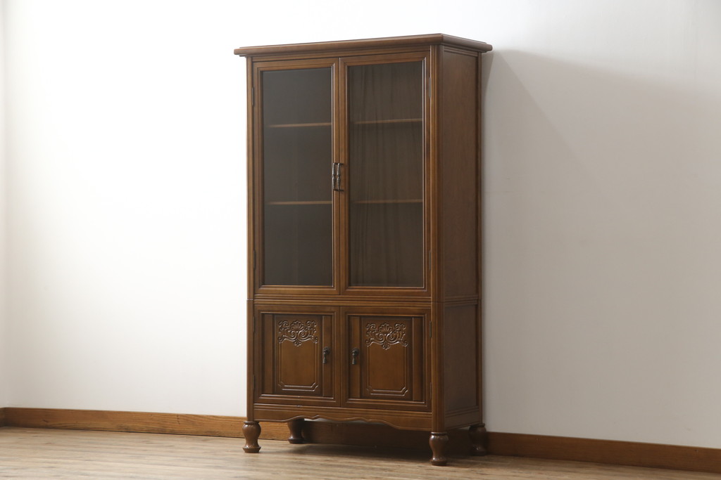 中古　美品　国会議事堂納品の高級家具メーカー　徳田家具　扉の彫刻と金具のデザインが上品な雰囲気を醸し出すキャビネット(収納棚、戸棚、食器棚、飾り棚、ダイニングボード、本箱、ブックケース)(R-075707)