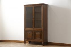 中古　美品　国会議事堂納品の高級家具メーカー　徳田家具　扉の彫刻と金具のデザインが上品な雰囲気を醸し出すキャビネット(収納棚、戸棚、食器棚、飾り棚、ダイニングボード、本箱、ブックケース)(R-075707)