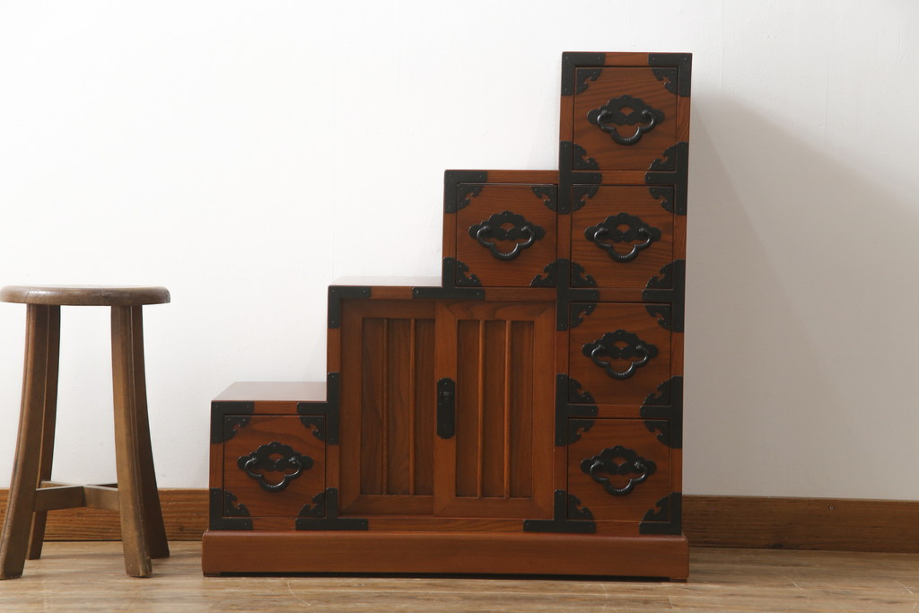 中古　美品!!　楡(ニレ)材　両面使いできる重厚な階段箪笥(和箪笥、和タンス、収納箪笥)(R-075409)