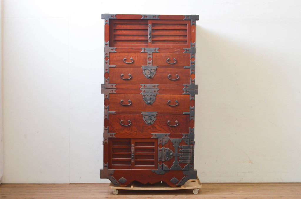 中古　匠工芸　三方欅(ケヤキ)材　重厚感と緻密な美しさを兼ね備えた三国二段重ね車箪笥(帳場箪笥、衣装箪笥、和タンス、収納たんす、整理箪笥、引き出し)(定価約300万円)(R-069351)