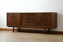 北欧ビンテージ　1950年〜60年頃!IKEAの創業当時のお品!!　スウェーデン　IKEA(イケア)　Erik Worts(エリック・ワーツ)デザイン　Ladoga(ラドガ)　ローズウッド材　北欧スタイルの空間づくりにおすすめのサイドボード(リビングボード、収納棚、戸棚、サイドキャビネット、ヴィンテージ)(R-076830)