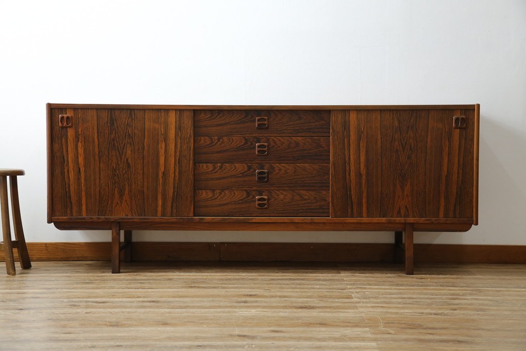 北欧ビンテージ　1950年〜60年頃!IKEAの創業当時のお品!!　スウェーデン　IKEA(イケア)　Erik Worts(エリック・ワーツ)デザイン　Ladoga(ラドガ)　ローズウッド材　北欧スタイルの空間づくりにおすすめのサイドボード(リビングボード、収納棚、戸棚、サイドキャビネット、ヴィンテージ)(R-076830)