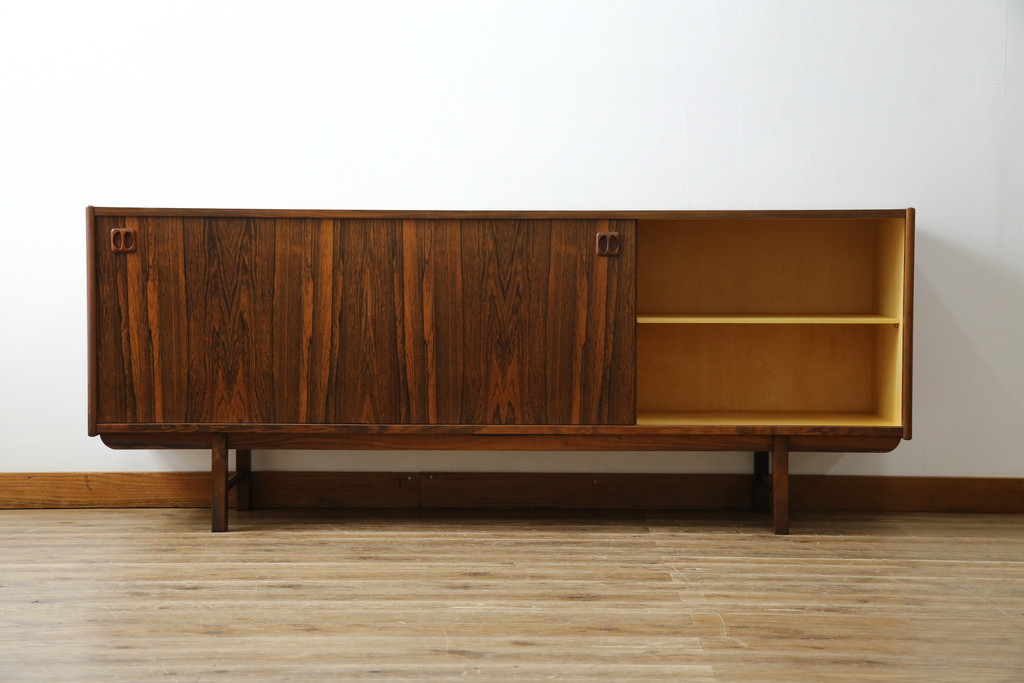北欧ビンテージ　1950年〜60年頃!IKEAの創業当時のお品!!　スウェーデン　IKEA(イケア)　Erik Worts(エリック・ワーツ)デザイン　Ladoga(ラドガ)　ローズウッド材　北欧スタイルの空間づくりにおすすめのサイドボード(リビングボード、収納棚、戸棚、サイドキャビネット、ヴィンテージ)(R-076830)