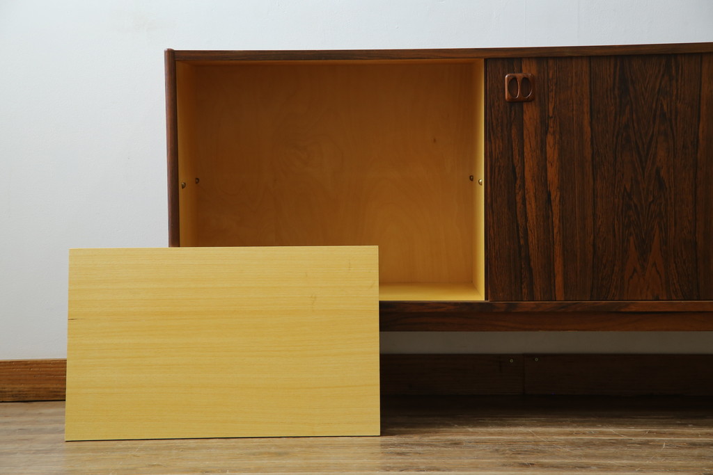 北欧ビンテージ　1950年〜60年頃!IKEAの創業当時のお品!!　スウェーデン　IKEA(イケア)　Erik Worts(エリック・ワーツ)デザイン　Ladoga(ラドガ)　ローズウッド材　北欧スタイルの空間づくりにおすすめのサイドボード(リビングボード、収納棚、戸棚、サイドキャビネット、ヴィンテージ)(R-076830)