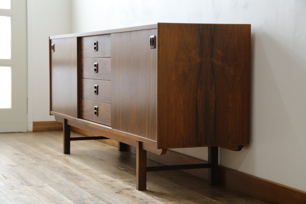 北欧ビンテージ　1950年〜60年頃!IKEAの創業当時のお品!!　スウェーデン　IKEA(イケア)　Erik Worts(エリック・ワーツ)デザイン　Ladoga(ラドガ)　ローズウッド材　北欧スタイルの空間づくりにおすすめのサイドボード(リビングボード、収納棚、戸棚、サイドキャビネット、ヴィンテージ)(R-076830)