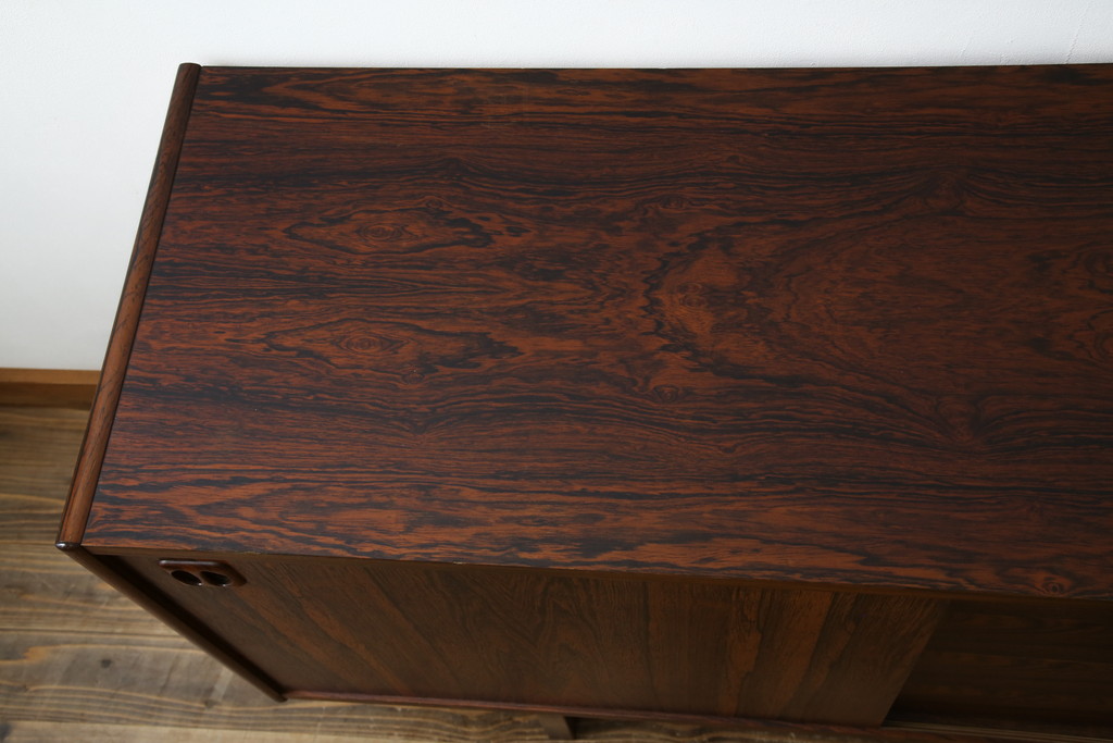 北欧ビンテージ　1950年〜60年頃!IKEAの創業当時のお品!!　スウェーデン　IKEA(イケア)　Erik Worts(エリック・ワーツ)デザイン　Ladoga(ラドガ)　ローズウッド材　北欧スタイルの空間づくりにおすすめのサイドボード(リビングボード、収納棚、戸棚、サイドキャビネット、ヴィンテージ)(R-076830)