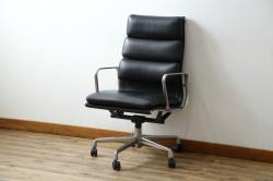 中古　美品　Hermanmiller(ハーマンミラー社)　Charles & Ray Eames(チャールズ&レイ・イームズ)　ソフトパッド　スタイリッシュで機能美あふれるエグゼクティブチェア(デスクチェア、アームチェア、椅子、イス、回転椅子、回転チェア)(現行定価約67万円)(R-083671)