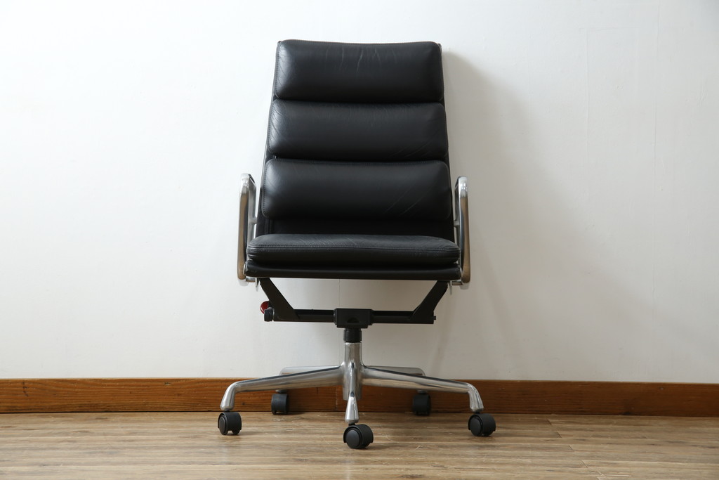 中古　美品　Hermanmiller(ハーマンミラー社)　Charles & Ray Eames(チャールズ&レイ・イームズ)　ソフトパッド　スタイリッシュで機能美あふれるエグゼクティブチェア(デスクチェア、アームチェア、椅子、イス、回転椅子、回転チェア)(現行定価約67万円)(R-083671)