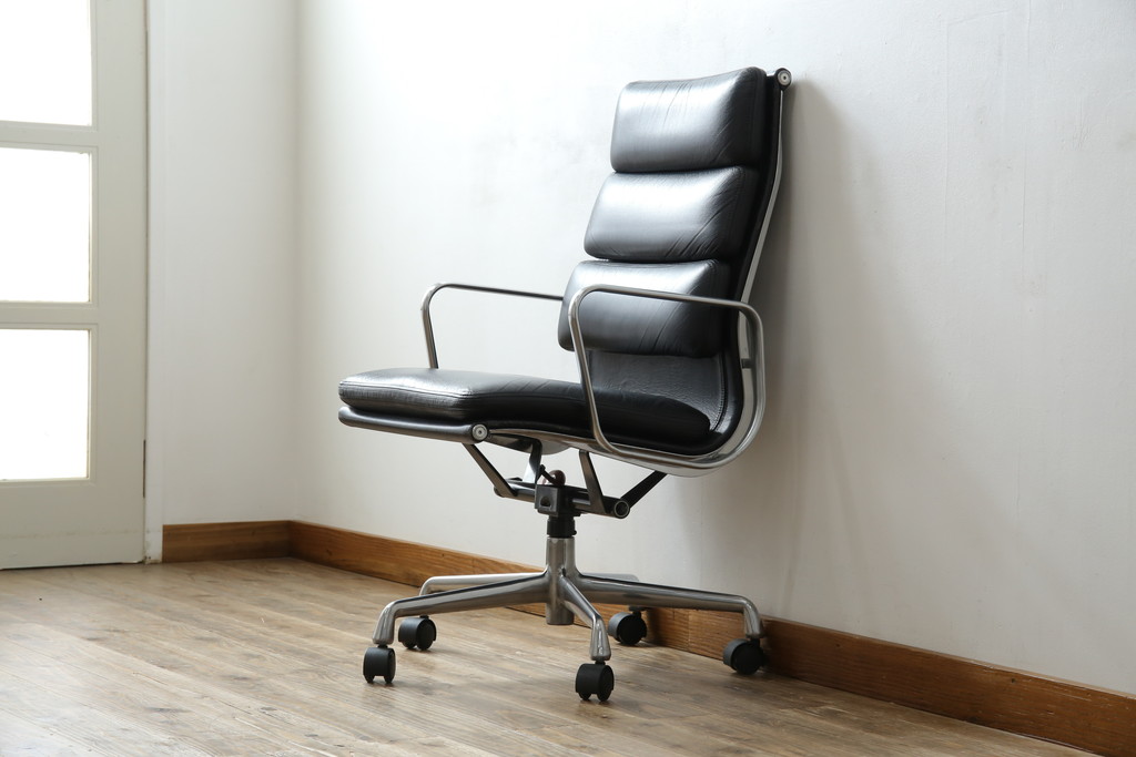 中古　美品　Hermanmiller(ハーマンミラー社)　Charles & Ray Eames(チャールズ&レイ・イームズ)　ソフトパッド　スタイリッシュで機能美あふれるエグゼクティブチェア(デスクチェア、アームチェア、椅子、イス、回転椅子、回転チェア)(現行定価約67万円)(R-083671)