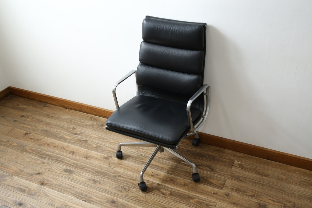 中古　美品　Hermanmiller(ハーマンミラー社)　Charles & Ray Eames(チャールズ&レイ・イームズ)　ソフトパッド　スタイリッシュで機能美あふれるエグゼクティブチェア(デスクチェア、アームチェア、椅子、イス、回転椅子、回転チェア)(現行定価約67万円)(R-083671)