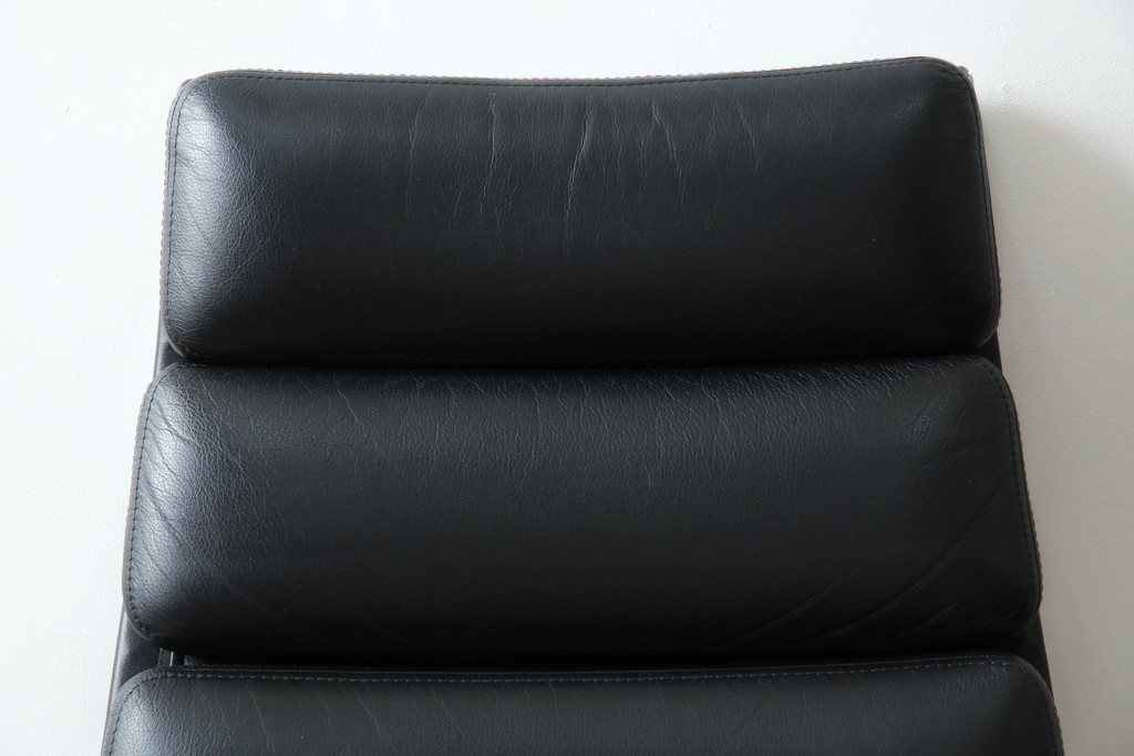 中古　美品　Hermanmiller(ハーマンミラー社)　Charles & Ray Eames(チャールズ&レイ・イームズ)　ソフトパッド　スタイリッシュで機能美あふれるエグゼクティブチェア(デスクチェア、アームチェア、椅子、イス、回転椅子、回転チェア)(現行定価約67万円)(R-083671)