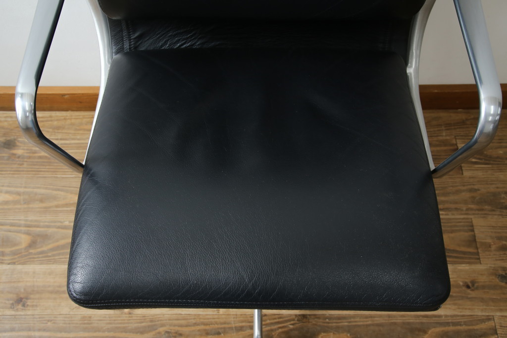 中古　美品　Hermanmiller(ハーマンミラー社)　Charles & Ray Eames(チャールズ&レイ・イームズ)　ソフトパッド　スタイリッシュで機能美あふれるエグゼクティブチェア(デスクチェア、アームチェア、椅子、イス、回転椅子、回転チェア)(現行定価約67万円)(R-083671)