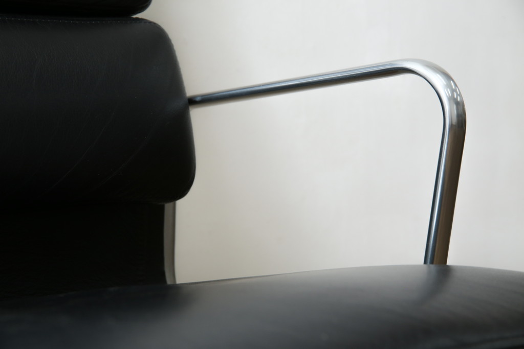 中古　美品　Hermanmiller(ハーマンミラー社)　Charles & Ray Eames(チャールズ&レイ・イームズ)　ソフトパッド　スタイリッシュで機能美あふれるエグゼクティブチェア(デスクチェア、アームチェア、椅子、イス、回転椅子、回転チェア)(現行定価約67万円)(R-083671)