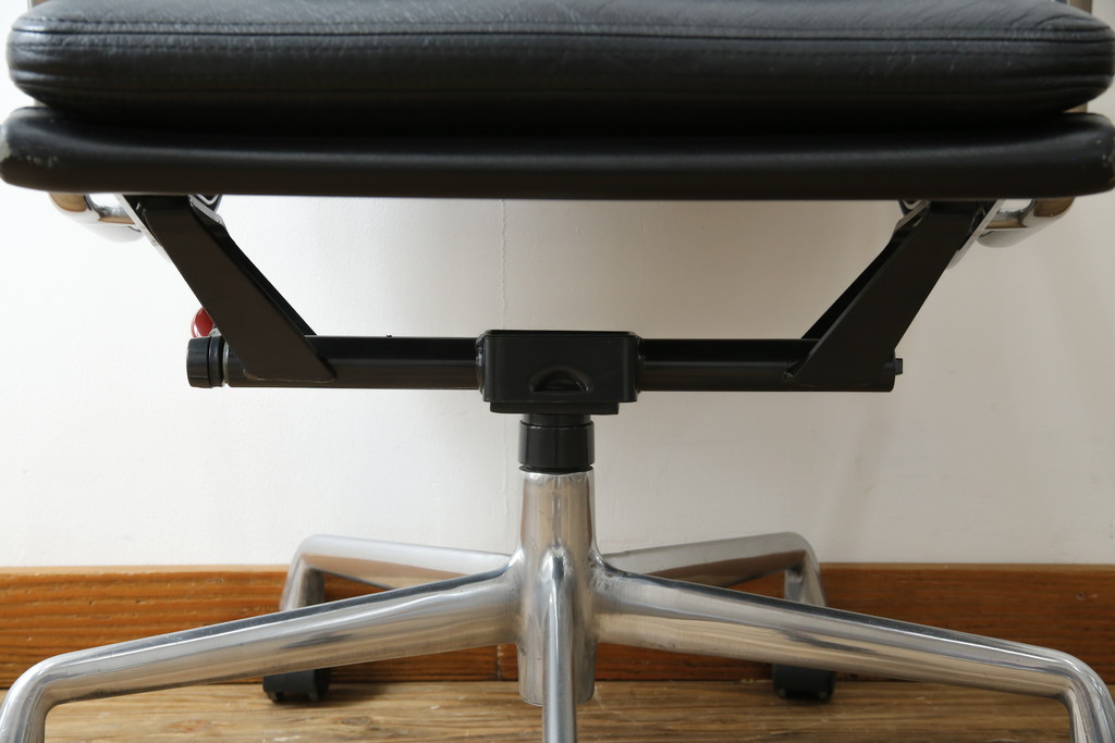 中古　美品　Hermanmiller(ハーマンミラー社)　Charles & Ray Eames(チャールズ&レイ・イームズ)　ソフトパッド　スタイリッシュで機能美あふれるエグゼクティブチェア(デスクチェア、アームチェア、椅子、イス、回転椅子、回転チェア)(現行定価約67万円)(R-083671)