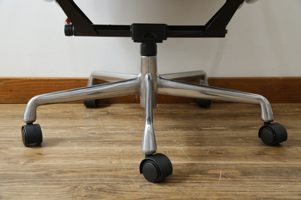 中古　美品　Hermanmiller(ハーマンミラー社)　Charles & Ray Eames(チャールズ&レイ・イームズ)　ソフトパッド　スタイリッシュで機能美あふれるエグゼクティブチェア(デスクチェア、アームチェア、椅子、イス、回転椅子、回転チェア)(現行定価約67万円)(R-083671)