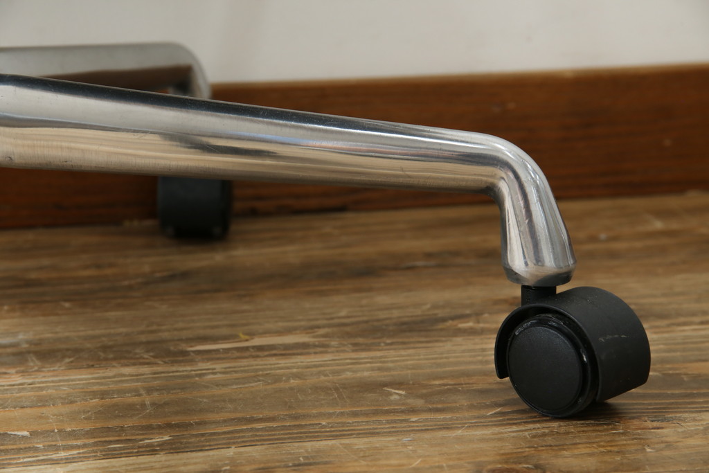 中古　美品　Hermanmiller(ハーマンミラー社)　Charles & Ray Eames(チャールズ&レイ・イームズ)　ソフトパッド　スタイリッシュで機能美あふれるエグゼクティブチェア(デスクチェア、アームチェア、椅子、イス、回転椅子、回転チェア)(現行定価約67万円)(R-083671)