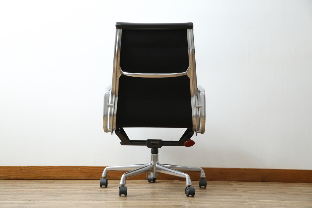 中古　美品　Hermanmiller(ハーマンミラー社)　Charles & Ray Eames(チャールズ&レイ・イームズ)　ソフトパッド　スタイリッシュで機能美あふれるエグゼクティブチェア(デスクチェア、アームチェア、椅子、イス、回転椅子、回転チェア)(現行定価約67万円)(R-083671)