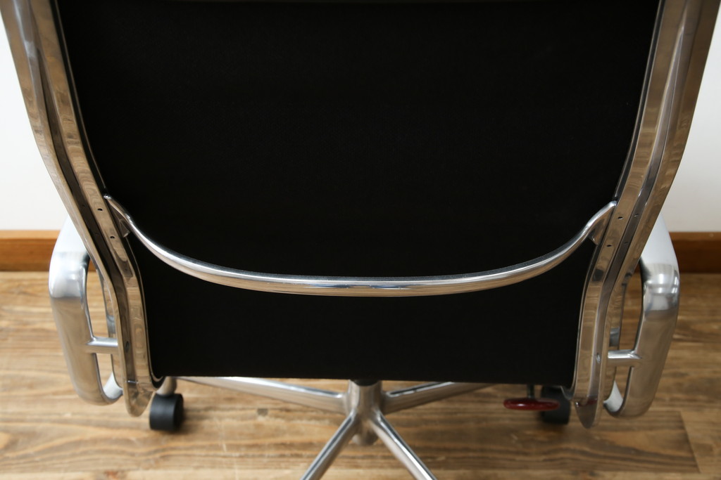 中古　美品　Hermanmiller(ハーマンミラー社)　Charles & Ray Eames(チャールズ&レイ・イームズ)　ソフトパッド　スタイリッシュで機能美あふれるエグゼクティブチェア(デスクチェア、アームチェア、椅子、イス、回転椅子、回転チェア)(現行定価約67万円)(R-083671)