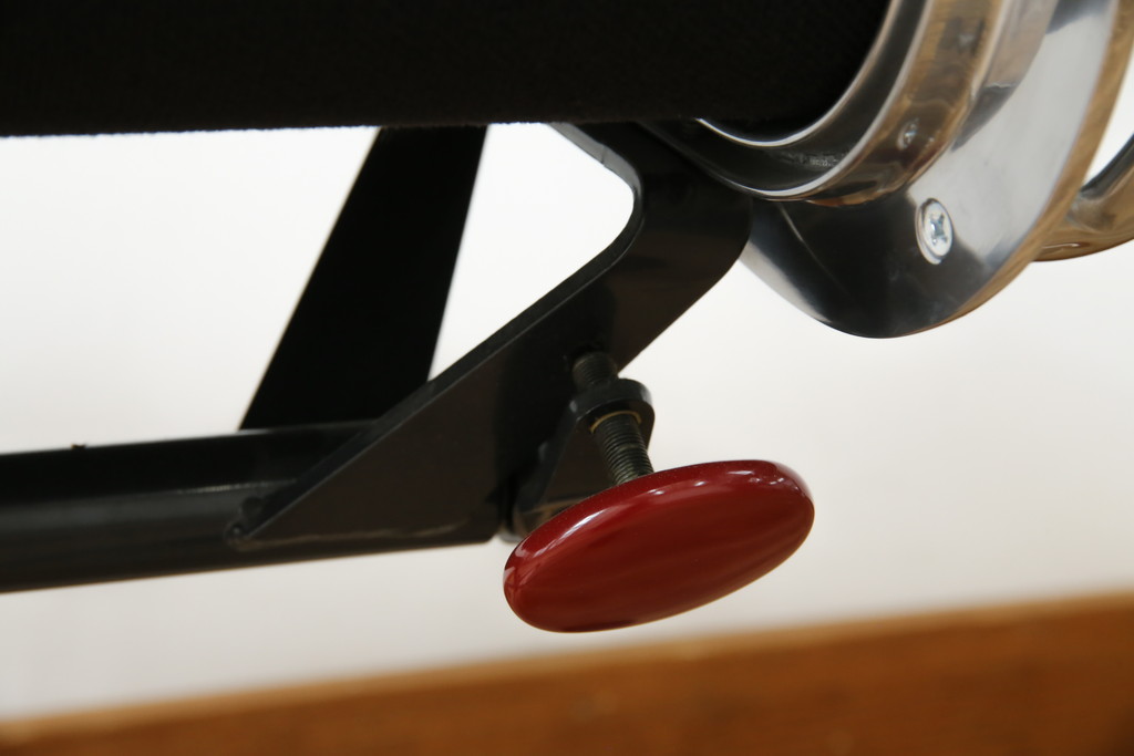 中古　美品　Hermanmiller(ハーマンミラー社)　Charles & Ray Eames(チャールズ&レイ・イームズ)　ソフトパッド　スタイリッシュで機能美あふれるエグゼクティブチェア(デスクチェア、アームチェア、椅子、イス、回転椅子、回転チェア)(現行定価約67万円)(R-083671)