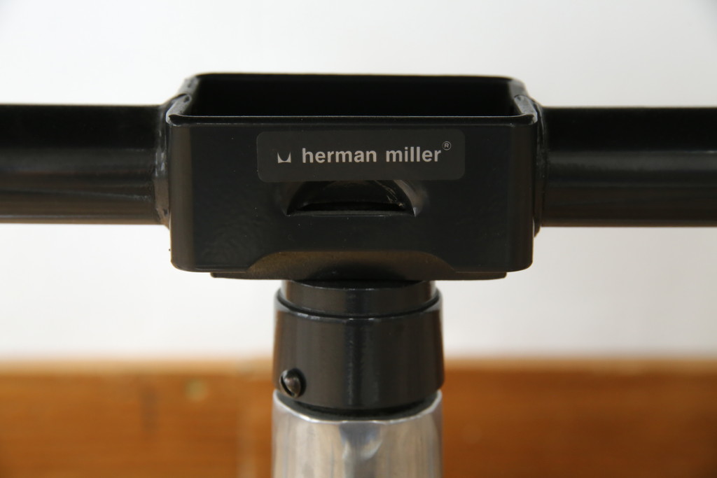 中古　美品　Hermanmiller(ハーマンミラー社)　Charles & Ray Eames(チャールズ&レイ・イームズ)　ソフトパッド　スタイリッシュで機能美あふれるエグゼクティブチェア(デスクチェア、アームチェア、椅子、イス、回転椅子、回転チェア)(現行定価約67万円)(R-083671)