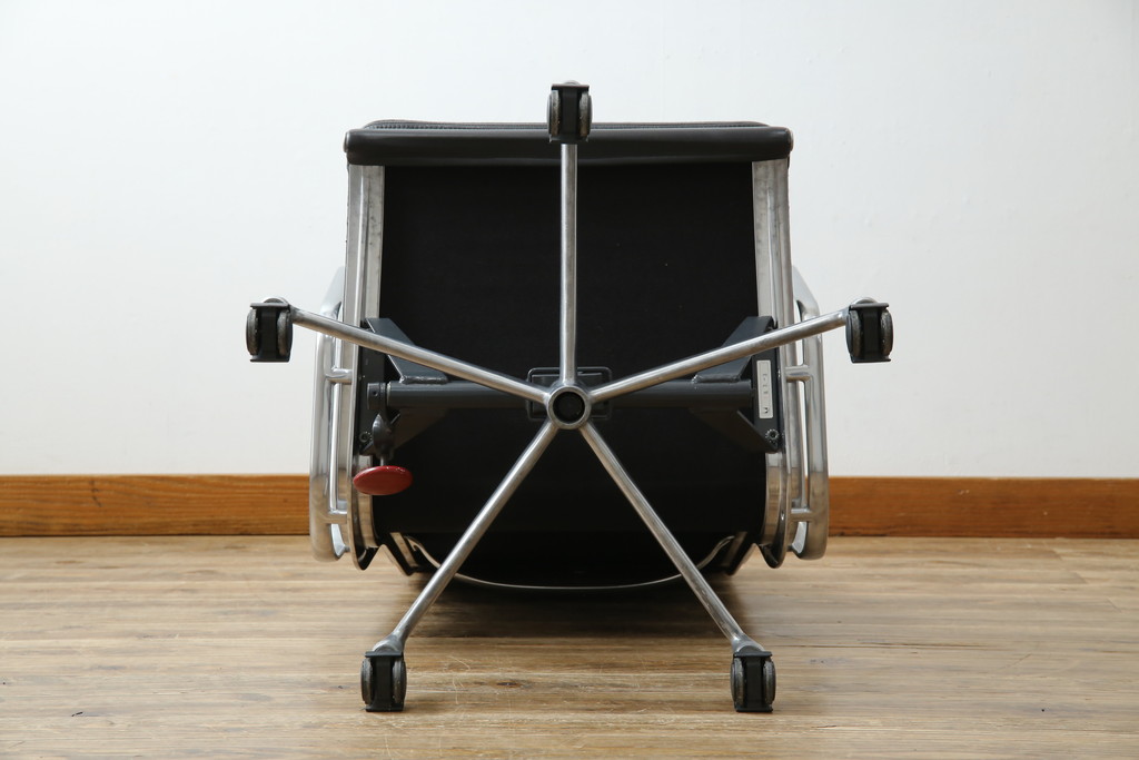 中古　美品　Hermanmiller(ハーマンミラー社)　Charles & Ray Eames(チャールズ&レイ・イームズ)　ソフトパッド　スタイリッシュで機能美あふれるエグゼクティブチェア(デスクチェア、アームチェア、椅子、イス、回転椅子、回転チェア)(現行定価約67万円)(R-083671)