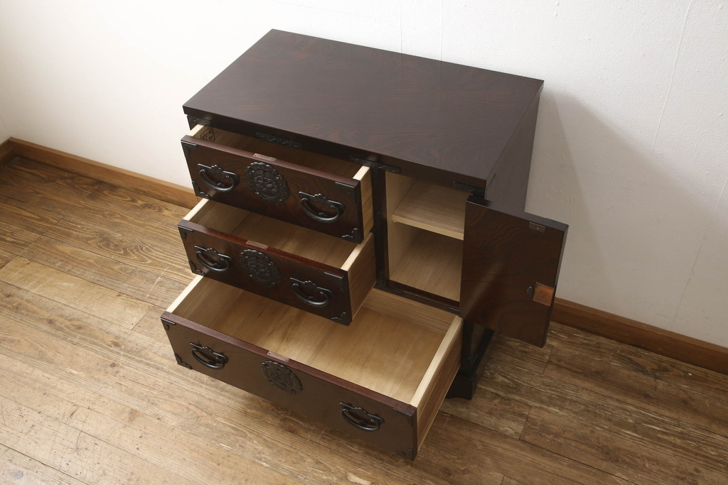 中古　超美品　岩谷堂箪笥　厚みのある金具が風格を感じさせる車箪笥(小箪笥、チェスト、引き出し)(R-058170)
