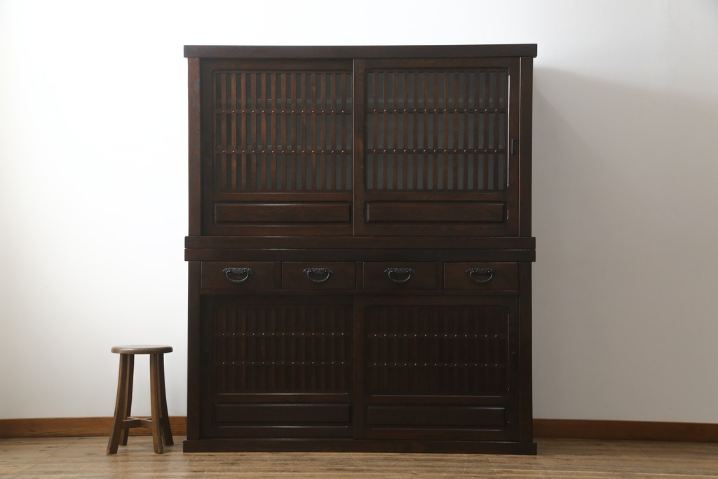 中古 美品 水屋の匠 久遠カップボード160 ナラ無垢材 趣ある色合いと小粋な彫りの意匠がレトロ感を醸し出す食器棚(飾り棚、キャビネット、収納棚、戸棚)(R-061847)  | ラフジュ工房