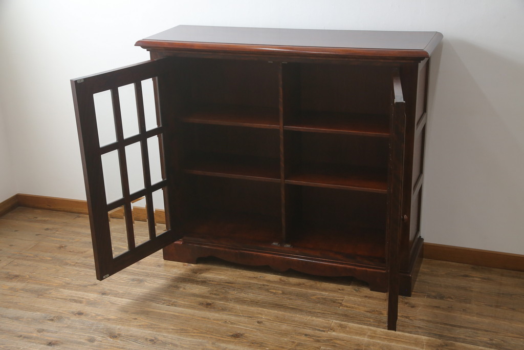 中古　美品　九州民芸家具　シックな色合いとクラシカルな佇まいが美しいサイドキャビネット(サイドボード、ブックケース、書棚、本棚、本箱、戸棚、収納棚)(R-069349)