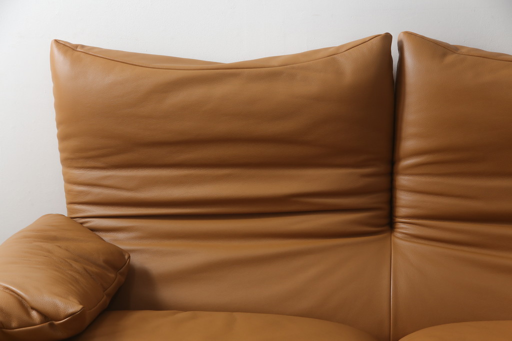 中古　美品　Cassina(カッシーナ)　MARALUNGA(マラルンガ)　本革(レザー)　高級感漂う佇まいが魅力の2人掛けワイドソファ(2P、二人掛け、2.5人掛け)(定価約173万円)(R-074949)