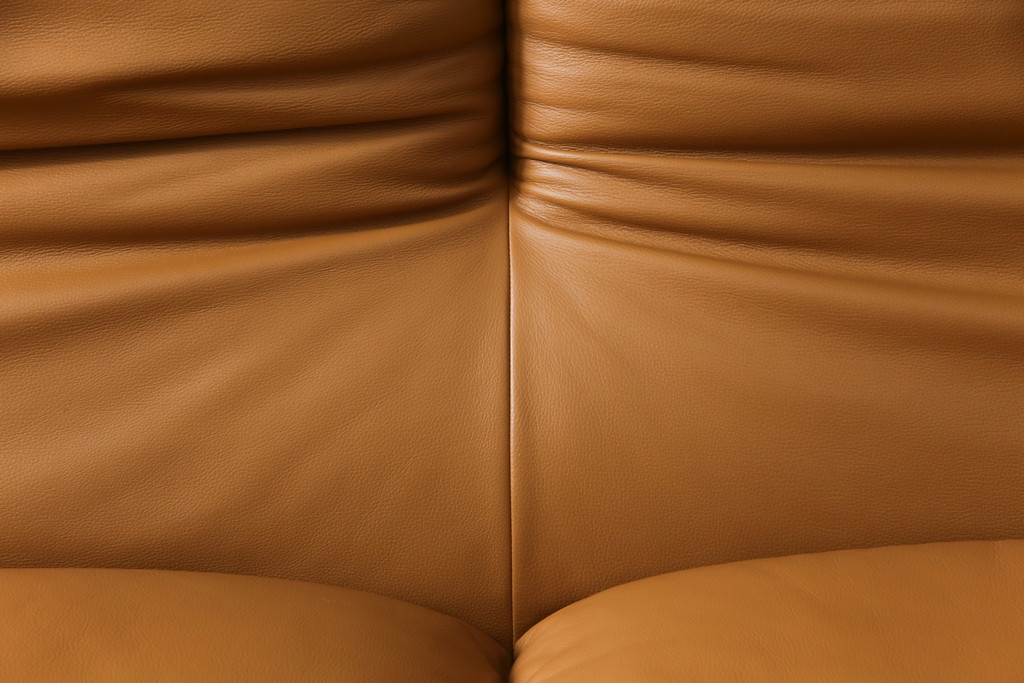 中古　美品　Cassina(カッシーナ)　MARALUNGA(マラルンガ)　本革(レザー)　高級感漂う佇まいが魅力の2人掛けワイドソファ(2P、二人掛け、2.5人掛け)(定価約173万円)(R-074949)